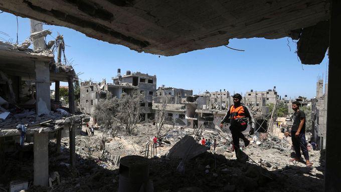 Palestinci v místě izraelského bombardování na severu Gazy.