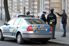Policisté, kteří srazili v Praze motorkáře, jsou mimo službu