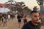 Snímek z videa zachycuje útěk návštěvníků z hudebního festivalu Supernova, na který zaútočili radikálové z Hamásu.