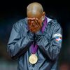 Překážkář Felix Sanchez pláče štěstím se zlatou medailí za 400 metrů překážek na OH 2012 v Londýně.
