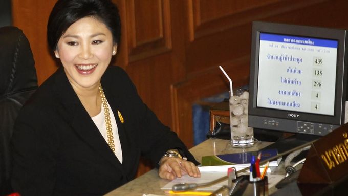 Thajská premiérka Jinglak Šinavatrová přežila v parlamentu hlasování o vyslovení nedůvěry. Její strana tam má ostatně většinu. (26. listopadu 2013)