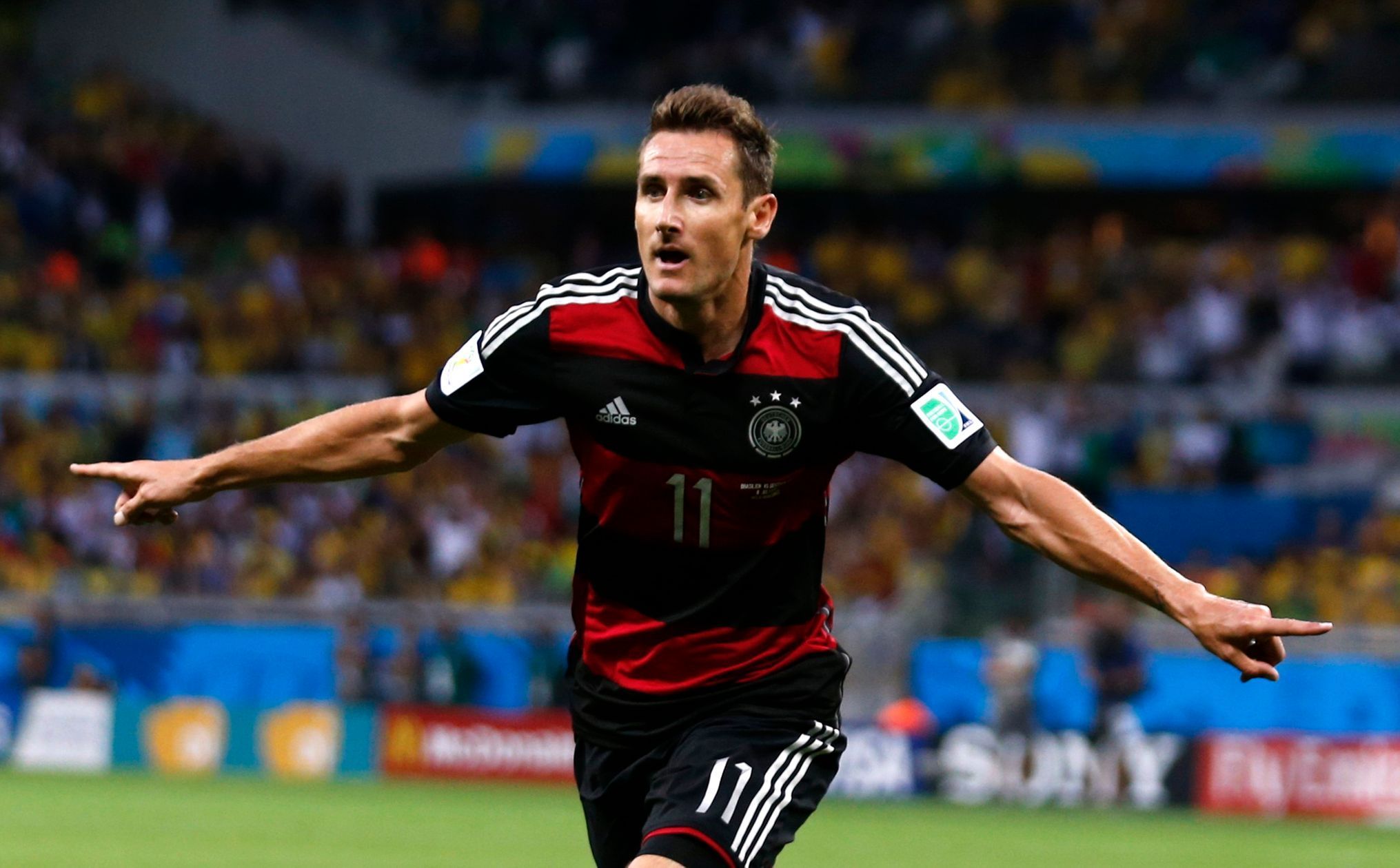 Miroslav Klose slaví gól v semifinále MS 2014