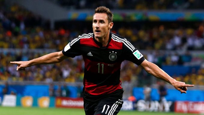 Miroslav Klose slaví svůj historický gól v semifinále proti Brazílii.
