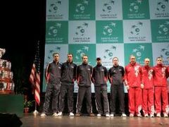 Obě mužstva před finálem Davis Cupu. USA: Bob Bryan, Mike Bryan, Andy Roddick, James Blake a kapitán Patrick McEnroe. Rusko: kapitán Šamil Tarpiščev, Nikolaj Davyděnko, Michail Južnyj, Igor Andrejev a Dimitrij Tursunov.