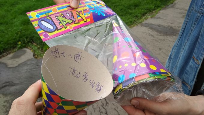 V papírové čepici byl vzkaz od čínského dělníka o nelidském zacházení