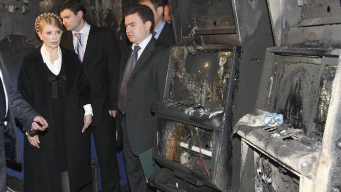 Ukrajinská premiérka u ohořelých automatů na místě tragédie.