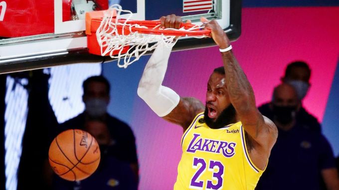 LeBron James v úvodním semifinále NBA mezi LA Lakers a Denverem.