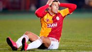 Z boha se však během minuty stal vyděděncem. V době největší výsledkové krize Galatasaraye za poslední léta zhřešil. Po domácí porážce s Genclerbirligi 0:2 se vydal do města a náramně se bavil. Podle tureckých médií vymetal se svými přáteli jeden bar za druhým a domů se odebral až v ranních hodinách.