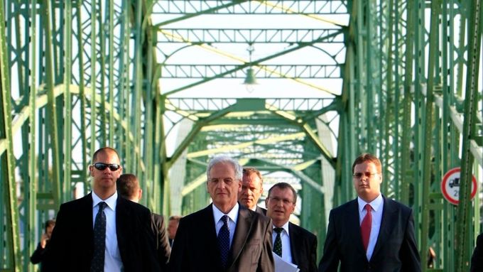 Maďarský prezident László Sólyom kráčí po mostě přes řeku Dunaj, který spojuje Maďarsko a Slovensko.