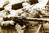 Vojáci tankových dílen u německého kulometu MG 42, zleva voj. Josef Školoudík, voj. Valdemar Scheffer.