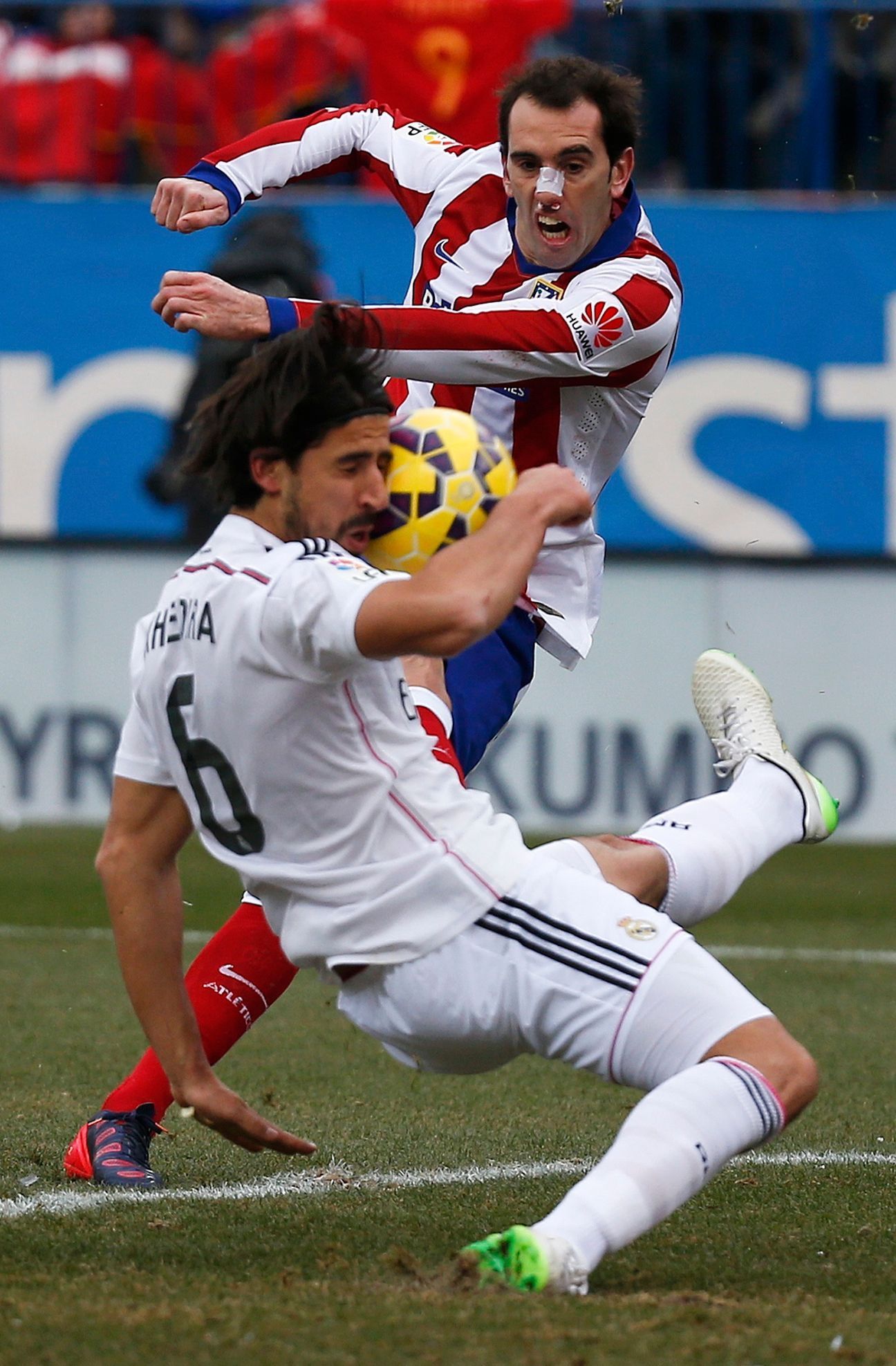 Diego Godin (Atletico Madrid) a Sammi Khedira (Real Madrid) v La Lize 2014-15