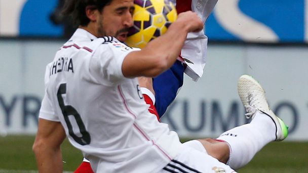 Diego Godin (Atletico Madrid) a Sammi Khedira (Real Madrid) v La Lize 2014-15