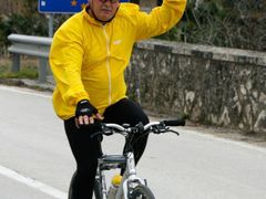 Cyklista projíždí hranicí ze Slovinska do Chorvatska.