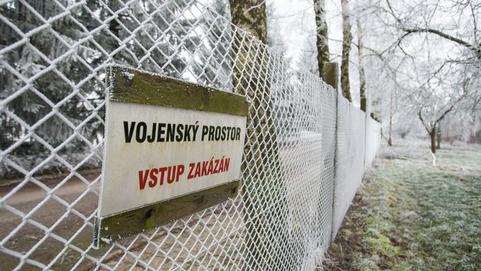 Brána vojenského areálu v Květné.