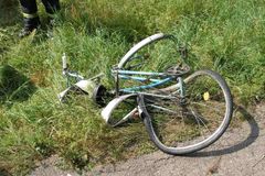 Cyklistu smetlo auto, odletěl desítky metrů