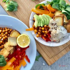 Zeleninová bowl s rýží, uzeným tofu, avokádem a cizrnou