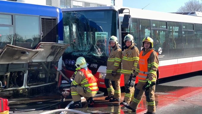 Nehoda dvou autobusů u Letiště Václava Havla v Praze