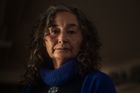 V roce 2019 vyprávěla psycholožka Naja Lyberthová (na snímku) novinářům svůj vlastní příběh. Je jednou z inuitských žen, které jako dívky musely podstoupit nevyžádaný gynekologický zásah. Mnohé z nich připravil o možnost mít děti. Lyberthová se nyní stará o facebookovou skupinu, sdružující další oběti. "Máme právo vlastnit svá těla a je naším lidským právem mít děti," říká. Inuitským ženám byla v rámci kontroly porodnosti bez jejich souhlasu zaváděna nitroděložní tělíska, bránící v početí. Autorkou dokumentu je fotografka Juliette Pavyová. Její projekt bude bojovat o vítězství v soutěži Sony World Photography Awards (v kategorii Dokumentární projekt / Professional).