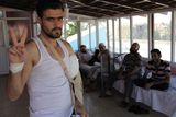 V Sýrii zdravotnictví zkolabovalo. Syrský režim přísně zakázal poskytování zdravotní péče mimo státní nemocnice. Ale i v těch panuje zákaz léčit kohokoliv jiného než zraněné stoupence Asadova režimu. "Nemusíte být ani povstalec, nechávají zemřít i obyčejné civilisty," líčí situaci v syrském zdravotnictví lékařka Shakira, která před skoro rokem utekla ze Sýrie a nyní je koordinátorkou UOSSM (Union des Organisations Syriennes de Secours Médicaux - Unie syrských zdravotnických humanitárních organizací). Lékařům a zdravotníkům, kteří nařízení syrské vlády poruší, hrozí v krajním případě i smrt.