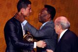 Z rukou legendárního Brazilce Pelého dostal Cristiano Ronaldo svůj druhý Zlatý míč v kariéře.