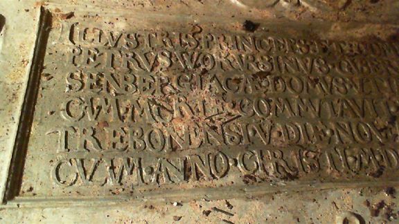 Pohled na autentiku na sarkofágu Petra Voka. Nápis mimo jiné říká, že Vok zemřel 5. 11. 1611.