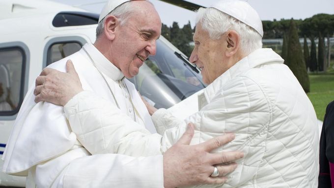 Benedikt XVI. vítá u letní papežské rezidence v Castel Gandolfo nového papeže Františka.