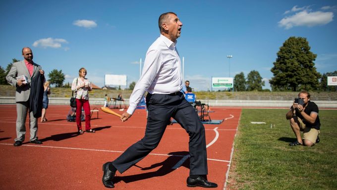 Foto: Zmrzlina na "Polním dnu" i sportovní výkony na Hvězdě. Jak dělá politickou kampaň Andrej Babiš