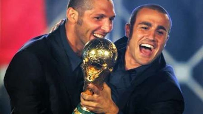 Fabio Cannavaro (vpravo) dovedl Itálii k světovému triumfu