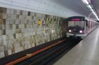 Pražské metro C stálo, pod vlak skočila 56letá žena