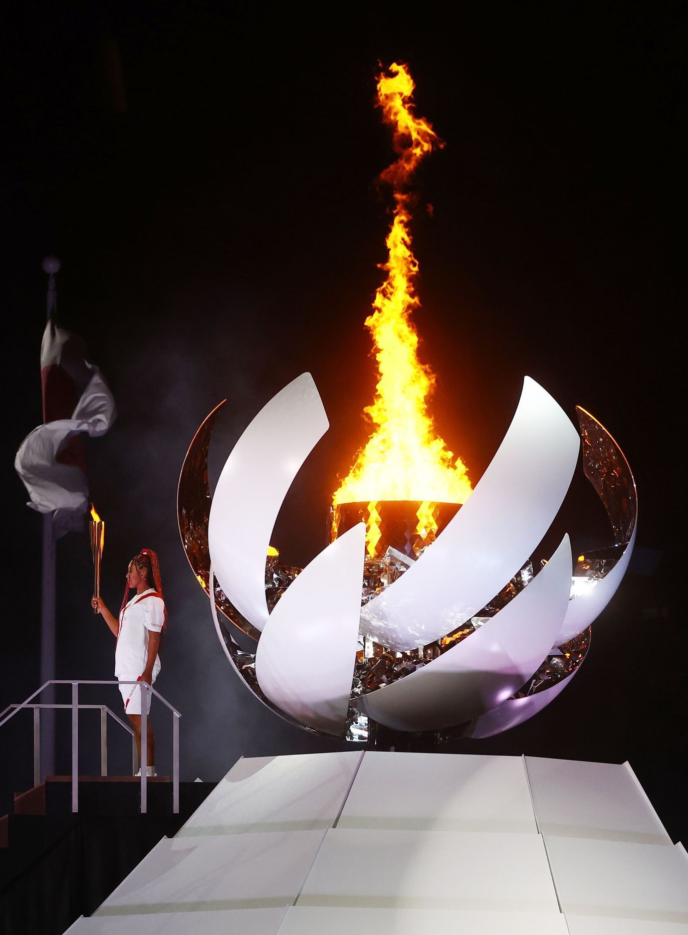 Tenistka Naomi Ósakaová zapaluje olympijský oheň na hrách v Tokiu 2020