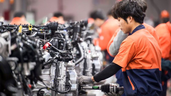 Výroba aut v čínské továrně společnosti Geely, ilustrační snímek.