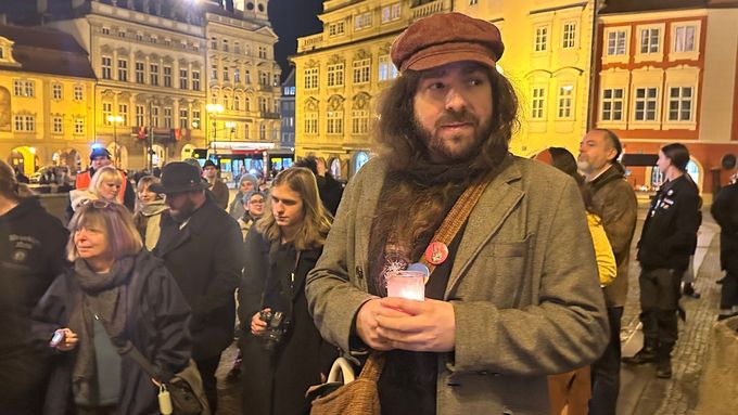 Aktuálně.cz přináší pohled na protestní pochod proti tomu, aby šéf SPD Tomio Okamura vedl Poslaneckou sněmovnu.