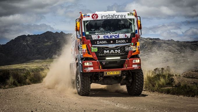 Aleš Loprais ve svém kamionu na Rallye Dakar.