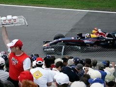 Diváci v Montrealu sledují Davida Coultharda v monopostu Red Bull.