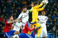 Tomáš Vaclík zasahuje v Lize mistrů proti Realu Madrid