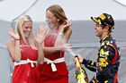 FOTO Vettel sprchoval šampaňským Alonsa i krásné hostesky