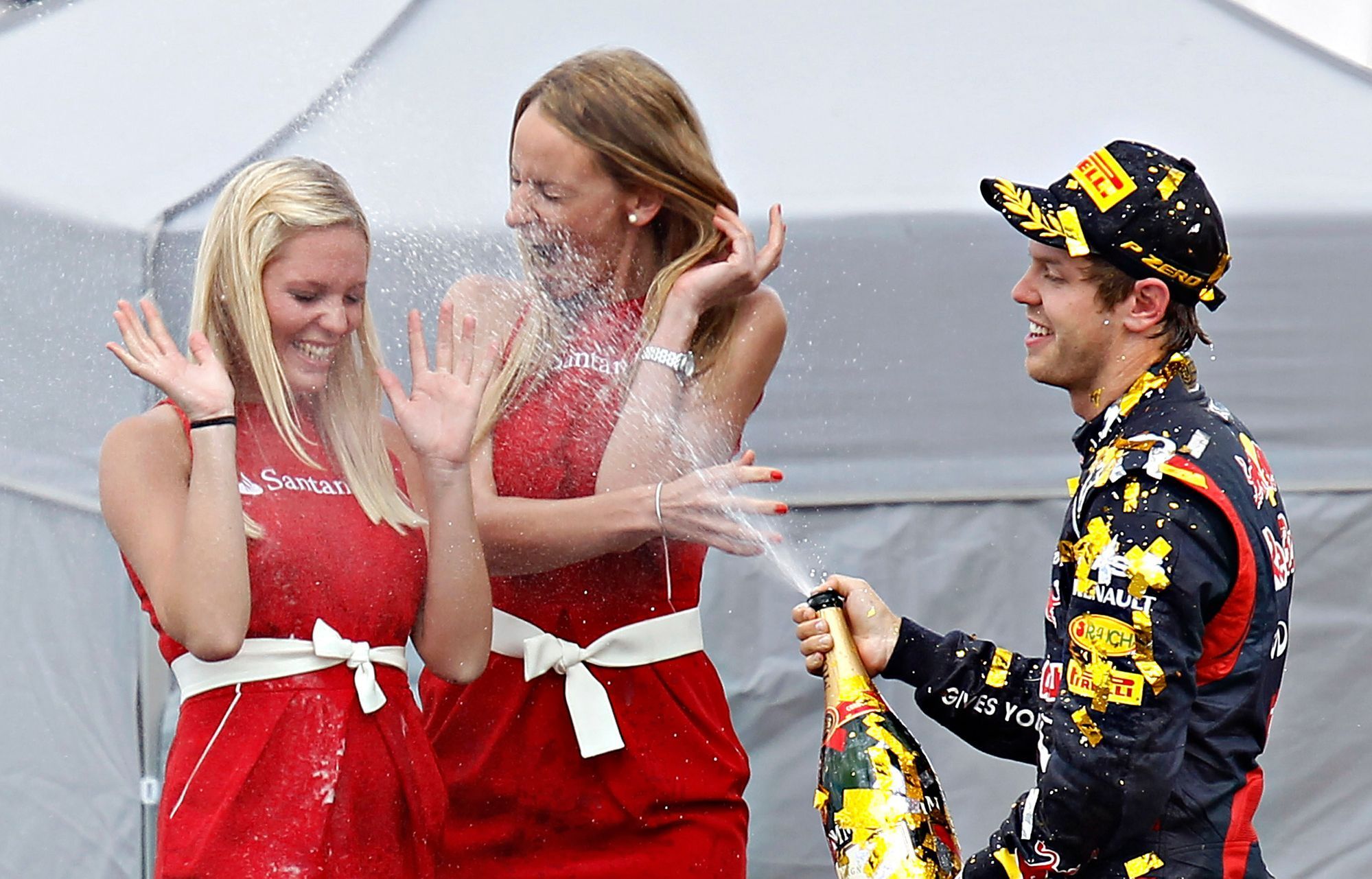 VC Německa: Sebastian Vettel kropí hostesky šampaňským