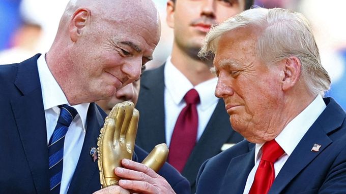 Prezident FIFA Gianni Infantino a americký prezident Donald Trump na MS klubů 2025