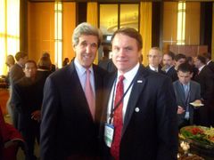 S neúspěšným prezidenstkým kandidátem Johnem Kerrym