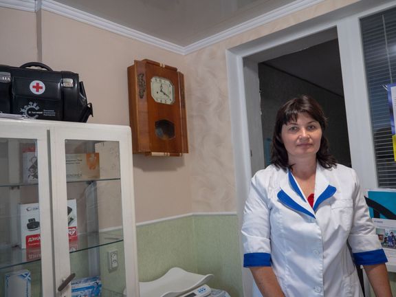 Lékařka Ilona Alexandrovna, která je pro vesnici spojnicí s vnějším světem.