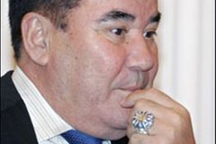 Byznys s Turkmenbašim? Až po šíření jeho slávy