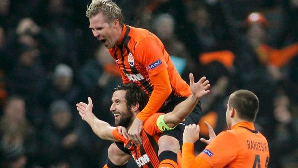 Liga mistrů: Šachtar Doněck - Borussia Dortmund: Darijo Srna slaví gól, Tomáš Hübschmann a Jaroslav Rakitckij (vpravo) - všichni Šachtar