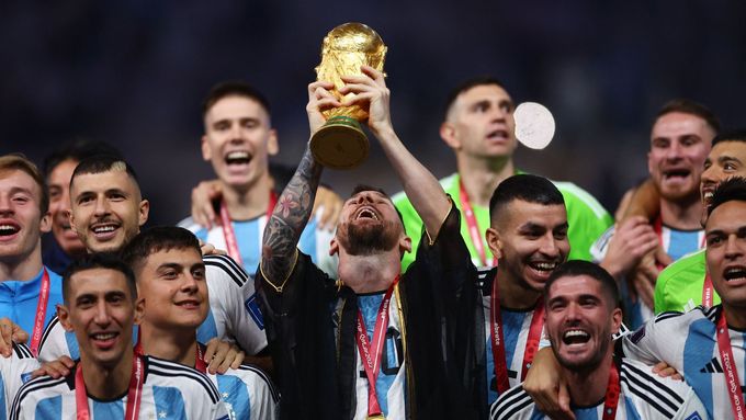 Lionel Messi převzal trofej pro mistry světa v průhledném plášti bištu.