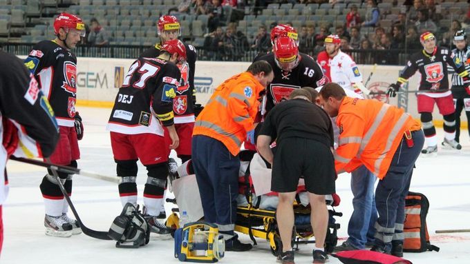Po ataku Tomáše Micky musel těžce zraněný Peter Mikuš na nosítkách rovnou do nemocnice.