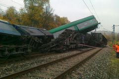 Opravy po srážce vlaků na Teplicku se komplikují. Druhá kolej bude mimo provoz do konce týdne
