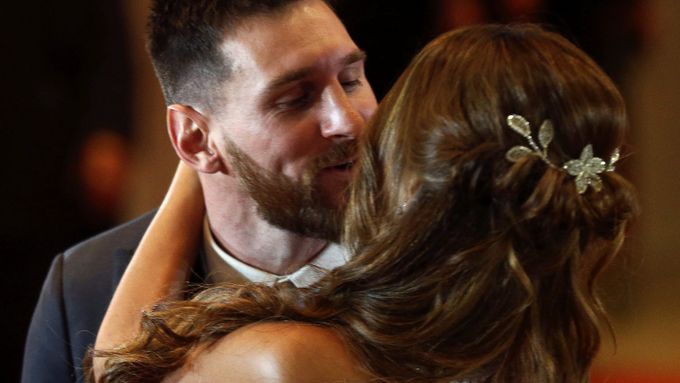 První manželský polibek slavného páru Lionel Messi a Antonella Roccuzzová.