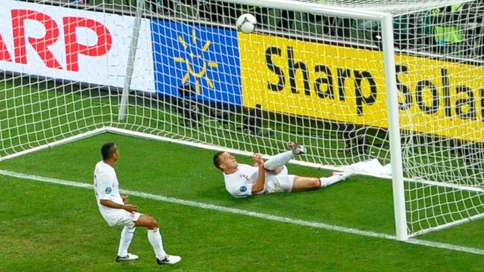 Terry na Euru vykopnul míč zpoza brankové čáry, ale sudí gól Ukrajině nepřiznali