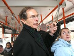 Jan Švejnar umí jezdit tramvají