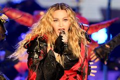 Recenze: Madonna zapomíná stárnout. Do Prahy přivezla rozjuchanou muzikálovou show