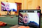 Britský premiér Boris Johnson při videokonferenci vlády. V izolaci byl kvůli onemocnění covid-19.